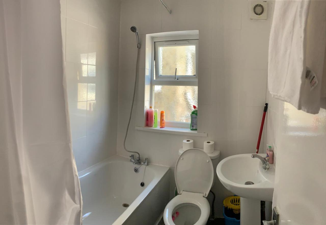 Beautiful Hoe Street First Floor One Bedroom Apartment B Walthamstow Лондон Екстер'єр фото